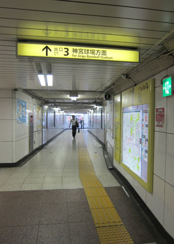 外苑 前 駅